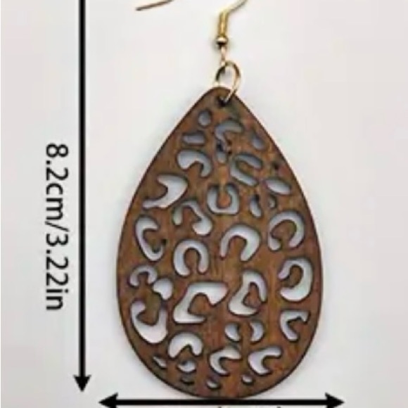 Beautiful carved wooden earrings - Picture 3 of 3